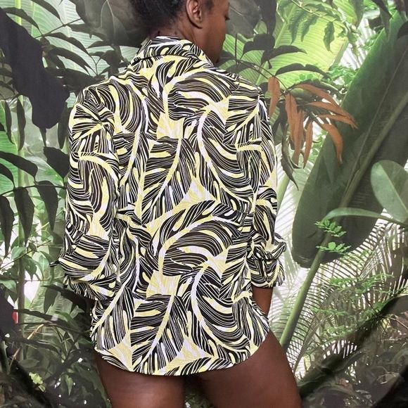 Be beach day ready in this yellow and black monstera leaf top. Size small - Picture 2 of 4